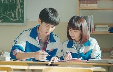 我和我同桌做过最暧昧的事情就是接吻。