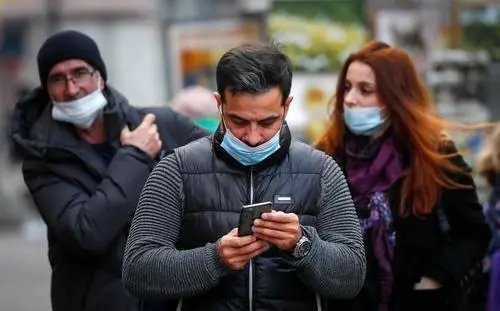 成都一老外公共场所拒戴口罩，民警亲手为其佩戴，如何提高老人防疫意识？