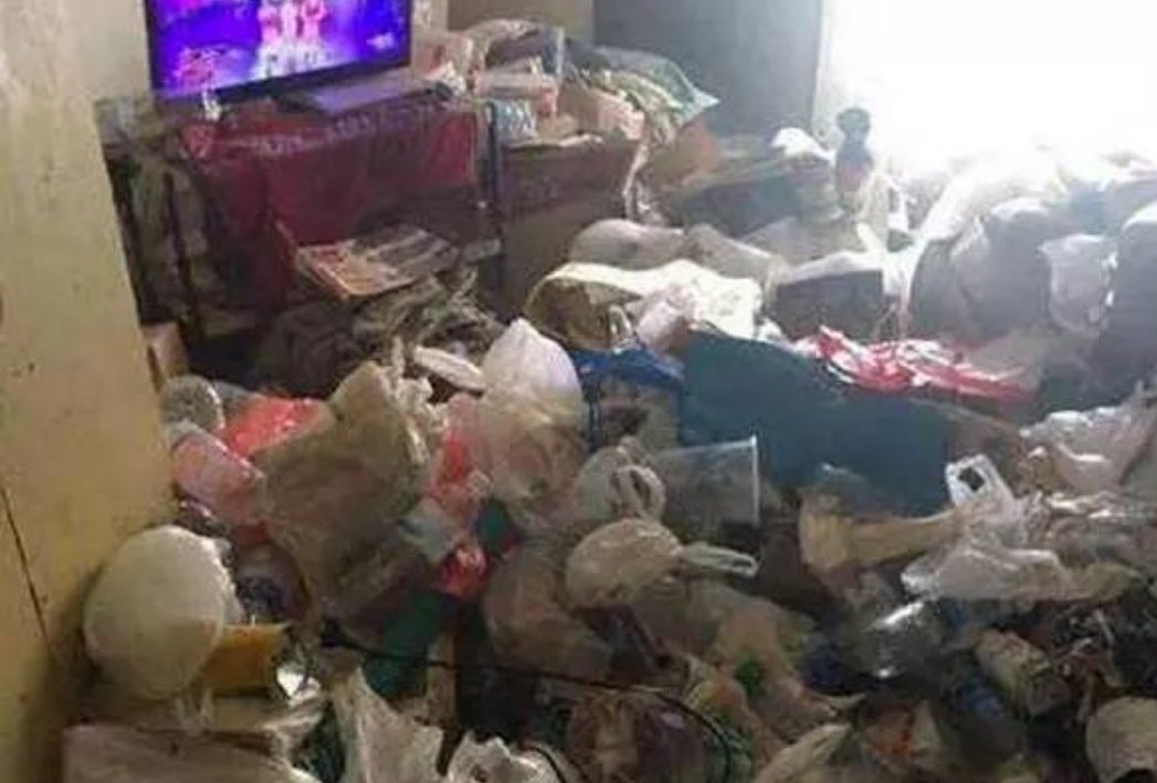 广东佛山一小伙退房留满屋垃圾,打扫花了一千,房间里的垃圾究竟有多少?