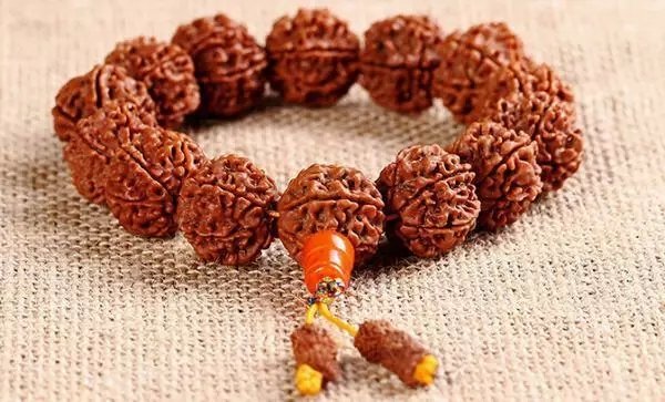 金刚提子手串和佛珠的区别