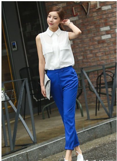 宝蓝色裤子配白色还是黑色上衣好看