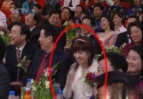 2012年春晚白衣女子怎么了 真实身份曝光是谁