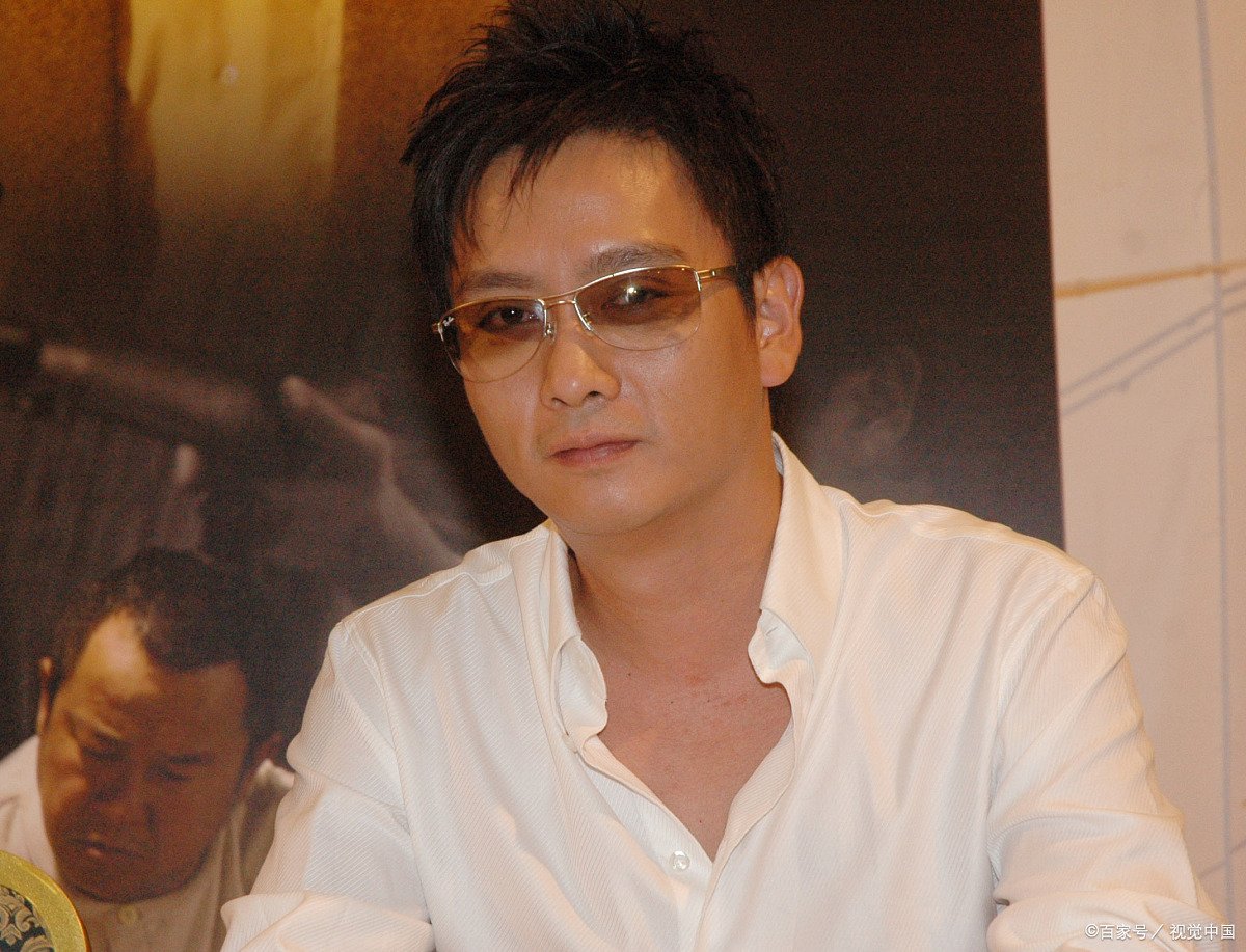 他是影帝，为救小演员被火烧伤毁容，现虽无大红大紫却活的洒脱，他是谁？