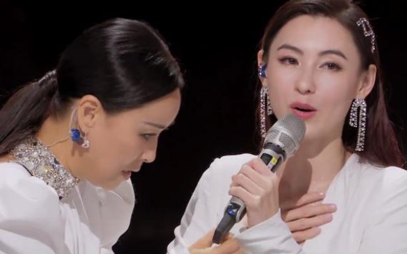 那英在袖口找小抄，看到这样的画面，你有什么想说的？