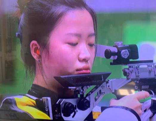 2021本届奥运会第一块金牌是哪个国家哪人？