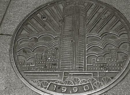 下水道的出入口以及盖子的形状是圆形而不是正方形，或椭圆形的，为什么？你是如何理解的？