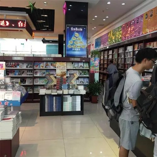 启东3名学生坠楼后，多家书店下架玄幻类小说，学生坠楼与看小说有关吗？