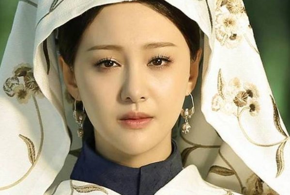 为何刚开始康熙非常宠爱良妃，后来却骂她为贱妇？