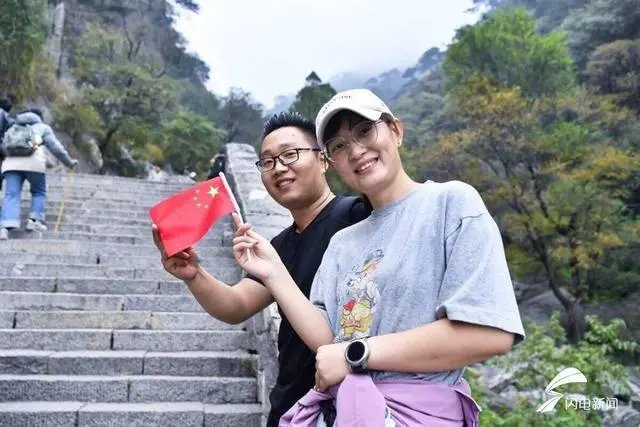 山东泰安高二男生扛国旗夜爬泰山，这位男生为何会这么做？