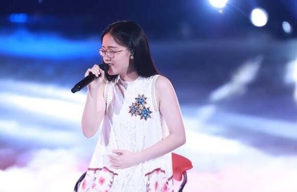 郭沁个人资料简介 腿是怎么回事为什么坐在椅子上唱