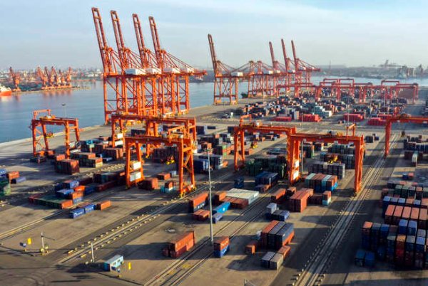 实行对外开放是( )。