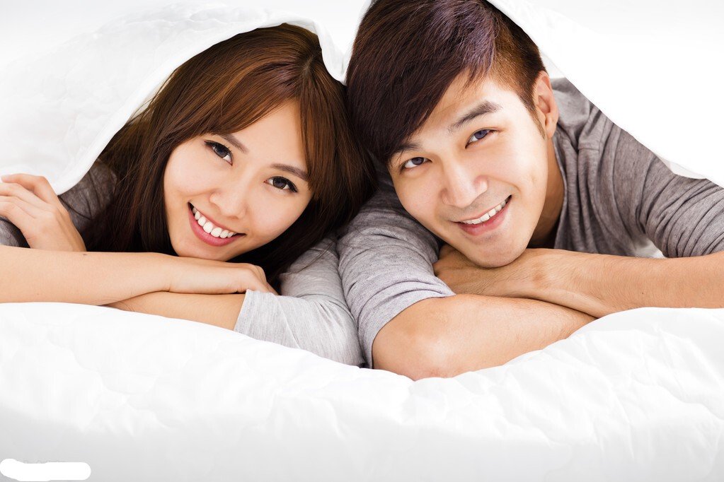 平时跟男朋友去吃饭时，要面对面坐还是坐一起？