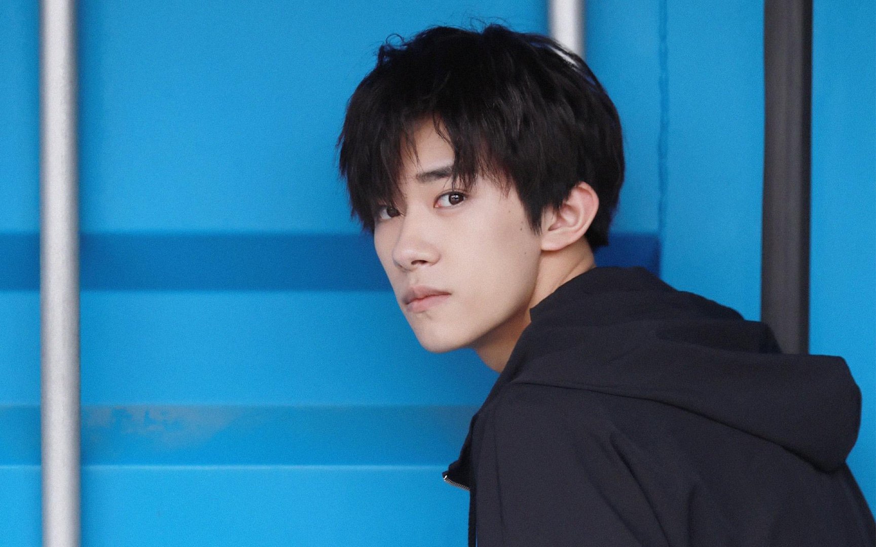 易烊千玺说无聊一天出门走走，他都出门做了什么？