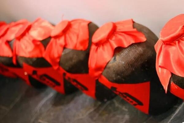 “爆竹声中一岁除,吹风送暖入屠苏”,这里的“屠苏”指的是什么?