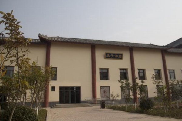 曲阜夫子学校的学费是多少？