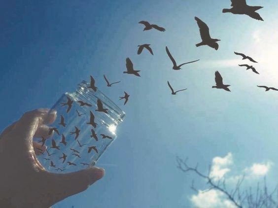 云朵在天空飘荡怎样描写这种情景？