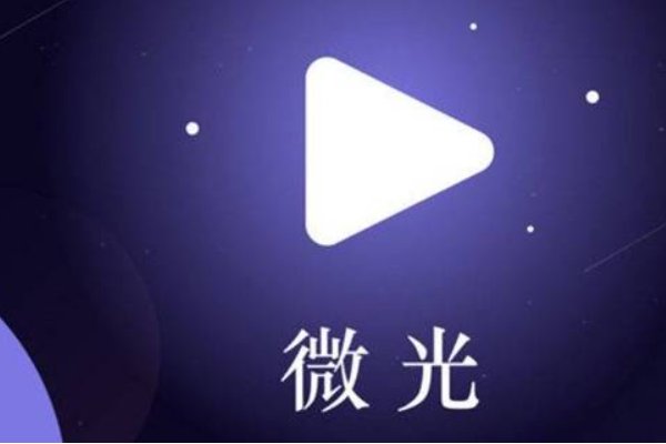 怎么可以在网上和朋友一起看电影，就是可以同步看一部电影的最好还能语音，有什么软件么。求步骤，求软件