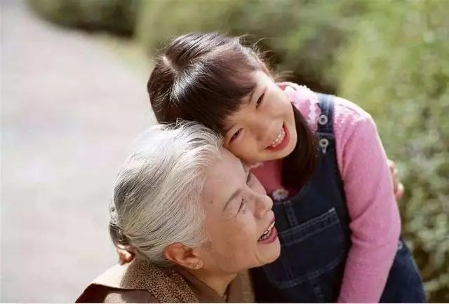 90岁外婆给44岁外孙强塞零花钱！有外婆的爱有多幸福？