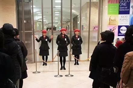 安倍晋三遇刺后，妻子拎着大包小包撤离东京住宅，此举是出于什么所考虑的？