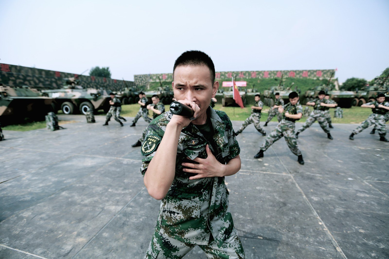 “根据中国人民解放军兵役法规定你们即将退出现役向军旗敬礼”这个歌词是哪首歌曲？
