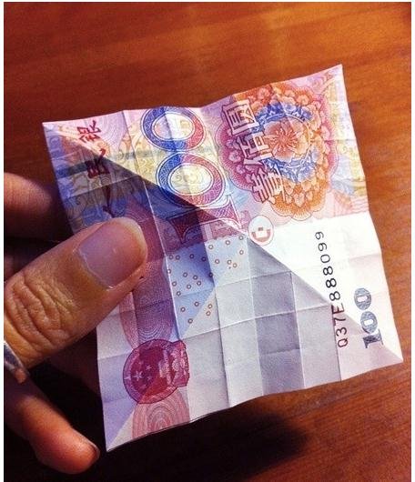 折玫瑰花成了大家心仪的对象，怎样用钱折玫瑰花呢？