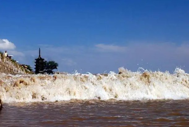 描写钱塘江大潮的著名诗句