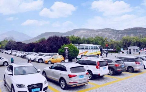 自驾游时，该怎么找免费停车的地方？