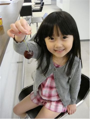 佳洁士盐白牙膏的那个小女孩叫什么名字？