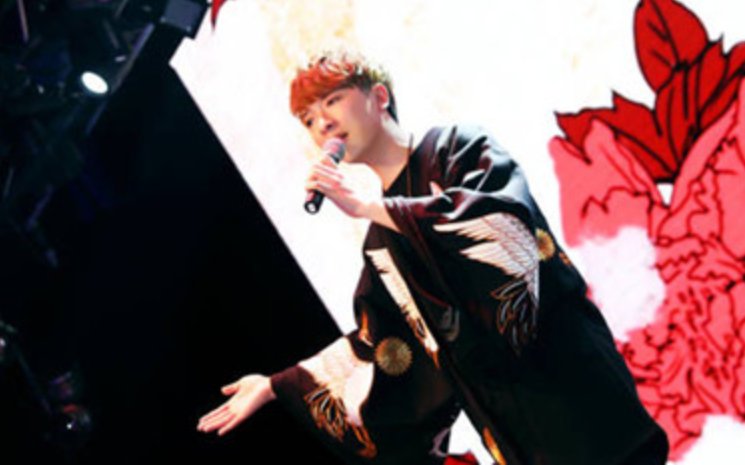 向江南折过花 对春风与红蜡什么歌