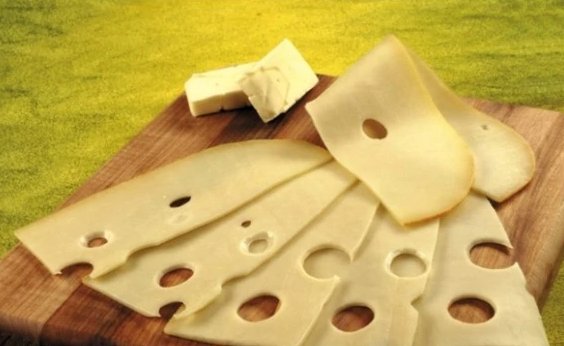 小鸡考考你：与等量牛奶相比，奶酪的蛋白质含量？