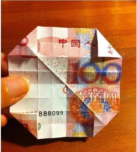 折玫瑰花成了大家心仪的对象，怎样用钱折玫瑰花呢？