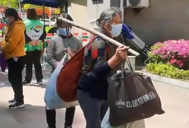 上海居民限时购物：扁担推车全用上，在路上你还见到了哪些奇葩的购物方式？