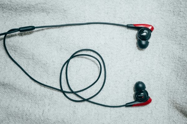 什么牌子的有线耳机好？