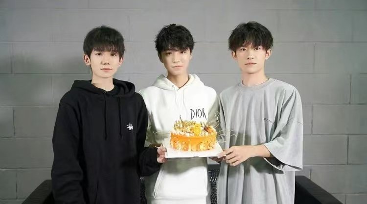 TFBOYS组合微博更改小尾巴，怎样看待此团多年不合体？