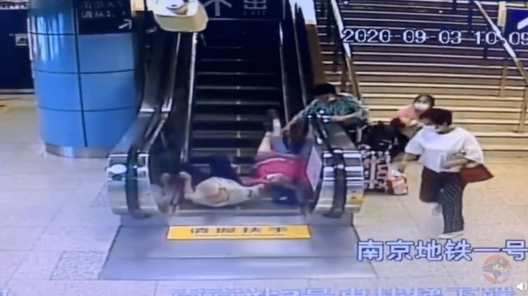 老夫妻地铁站摔伤拒绝通知家人，他说了什么话？