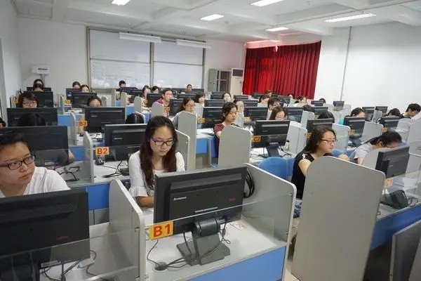 四级英语考试需要带些什么东西啊？