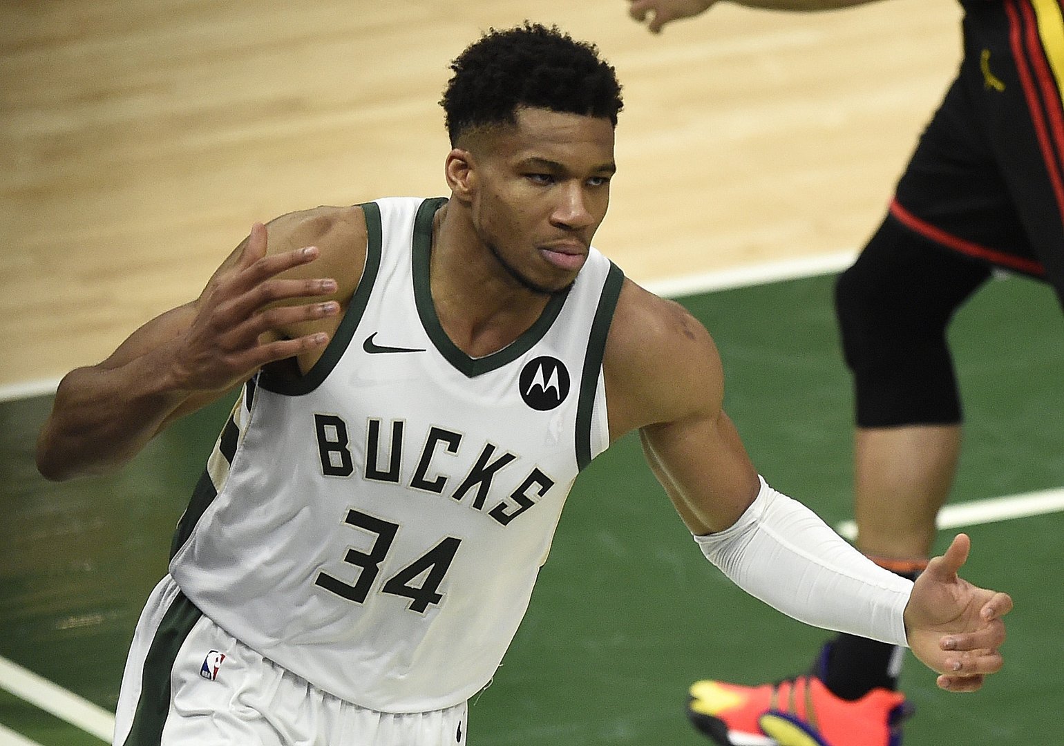 字母哥的左膝扭成45度受伤离场，此次受伤是否会影响到他的职业生涯？