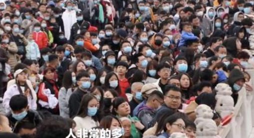 上万游客挤满清明上河园石桥是怎么回事？