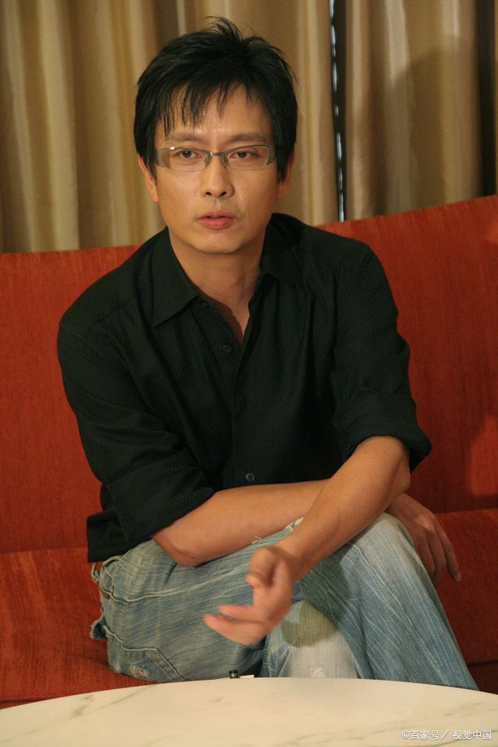 他是影帝，为救小演员被火烧伤毁容，现虽无大红大紫却活的洒脱，他是谁？