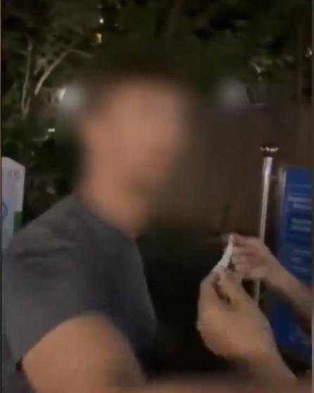 成都一老外公共场所拒戴口罩，民警亲手为其佩戴，如何提高老人防疫意识？