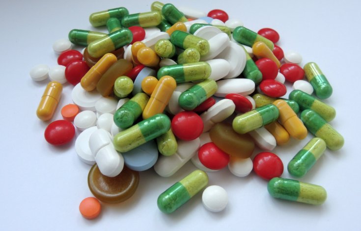 药的拼音和部首？