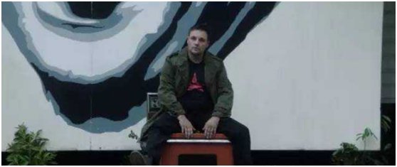 如何评价美剧《大群》？