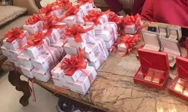 男子去女友家定亲，放满一桌彩礼，双方都非常满意，彩礼的意义究竟是什么？