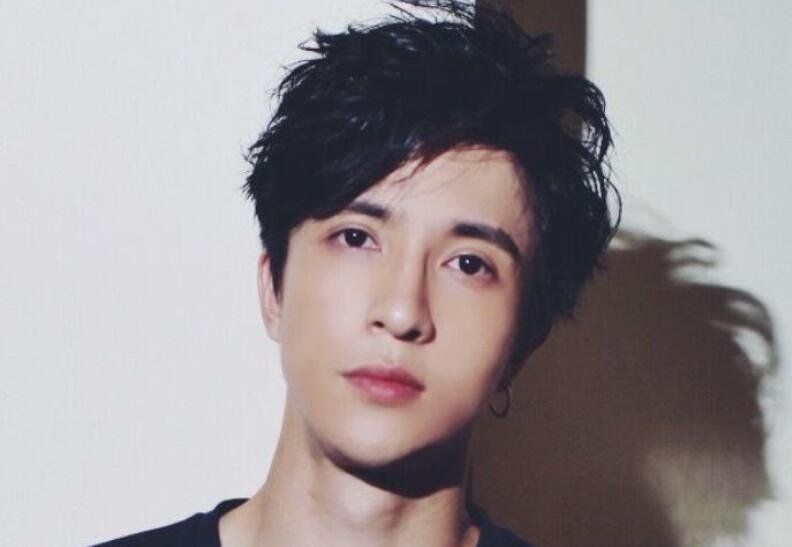 《丑八怪》原唱是薛之谦还是李荣浩，感觉他俩唱的一样，都怀疑是一个人了