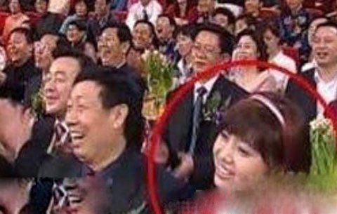 2012年春晚白衣女子怎么了 真实身份曝光是谁