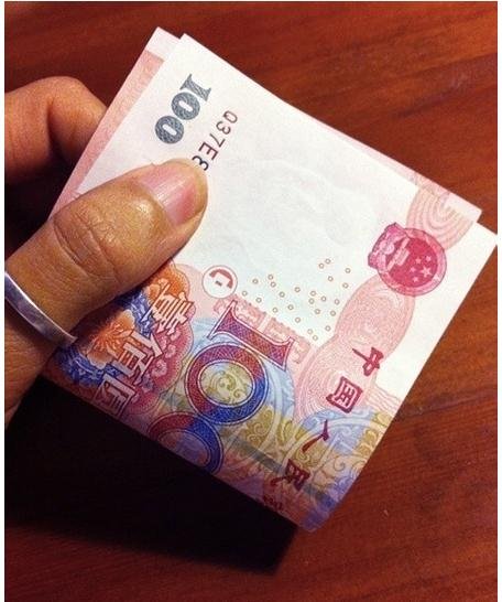 折玫瑰花成了大家心仪的对象，怎样用钱折玫瑰花呢？