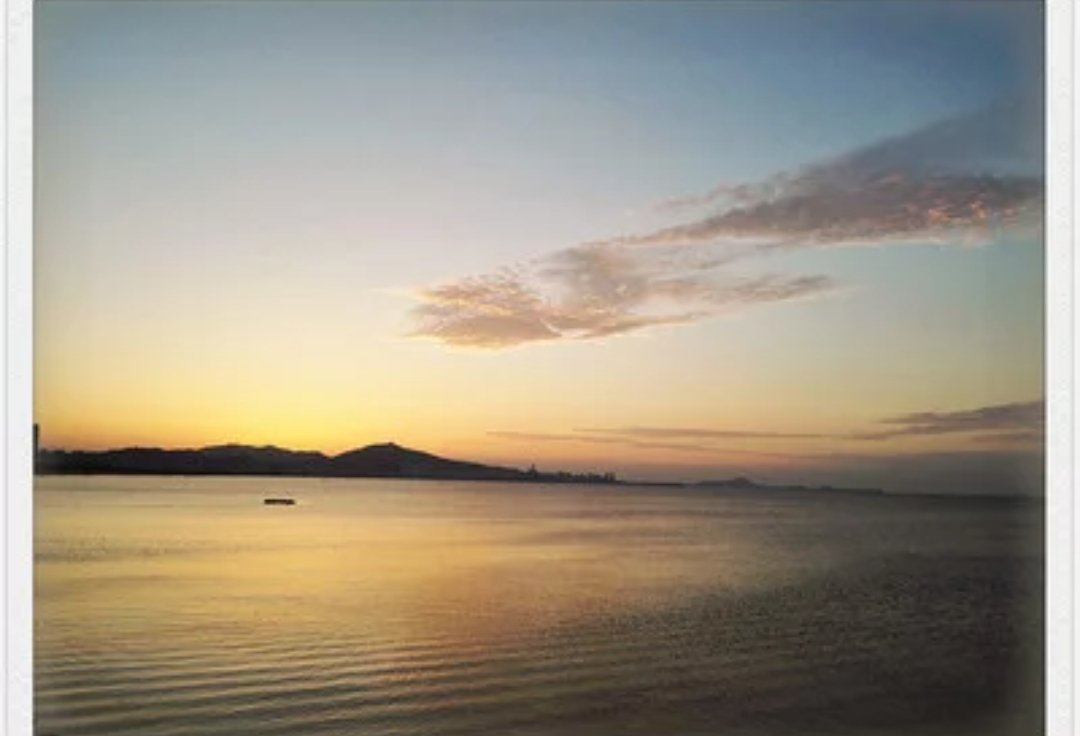 烟台大风过后海肠遍布沙滩，千人赶海，这是否为大自然是对人类最好的馈赠