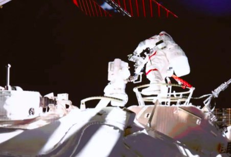 两位航天员舱外合影，网友怎么看？