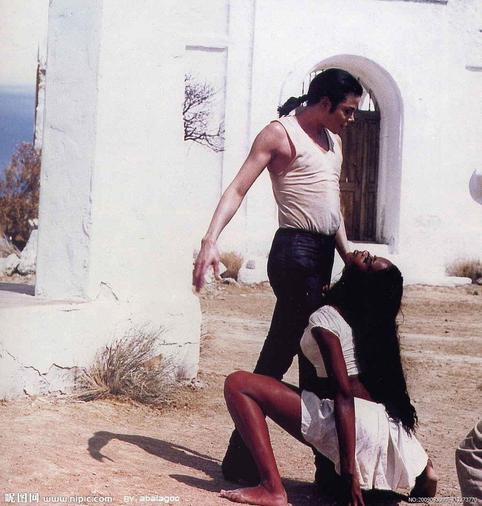 记得迈克尔•杰克逊有首MV是和 美国黑珍珠拍的，整个画面都是黑白的（隐约记得...）然后好像还有牛