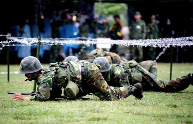 趴着前进是什么词语